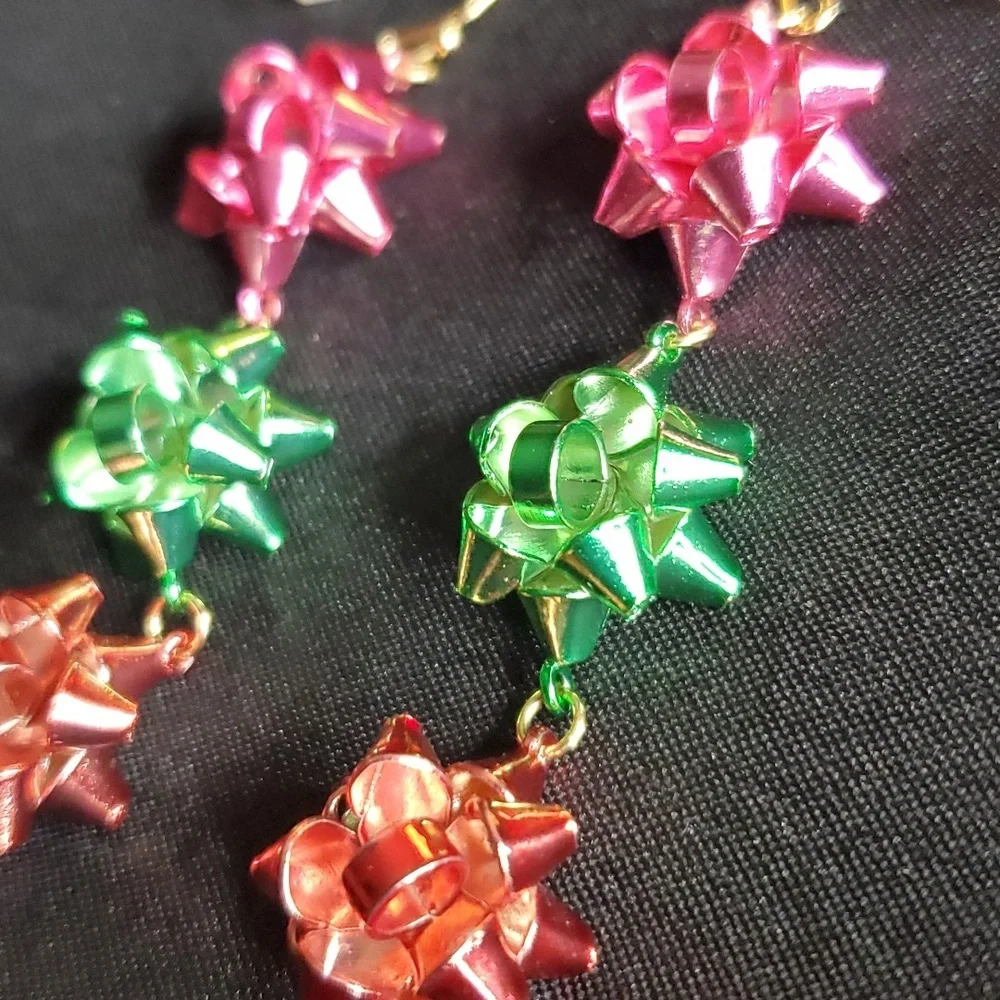 NWOT Gold Tone Gift Bow Earrings‎
